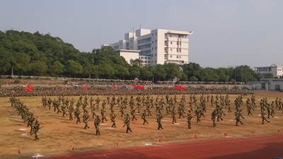 湘潭大学新生军训刺杀方阵.jpg